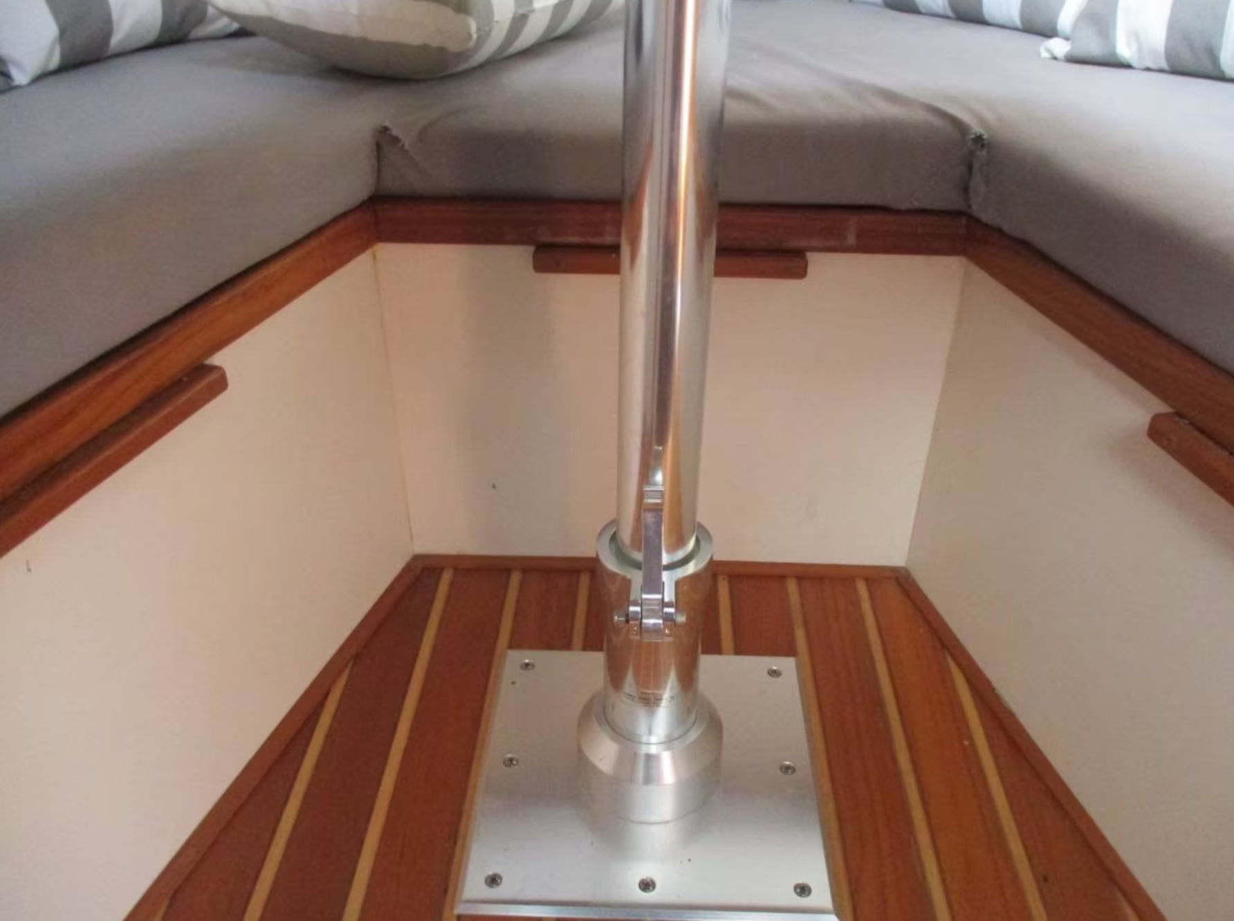 2001 Pursuit 3070 Offshore CC photo 6