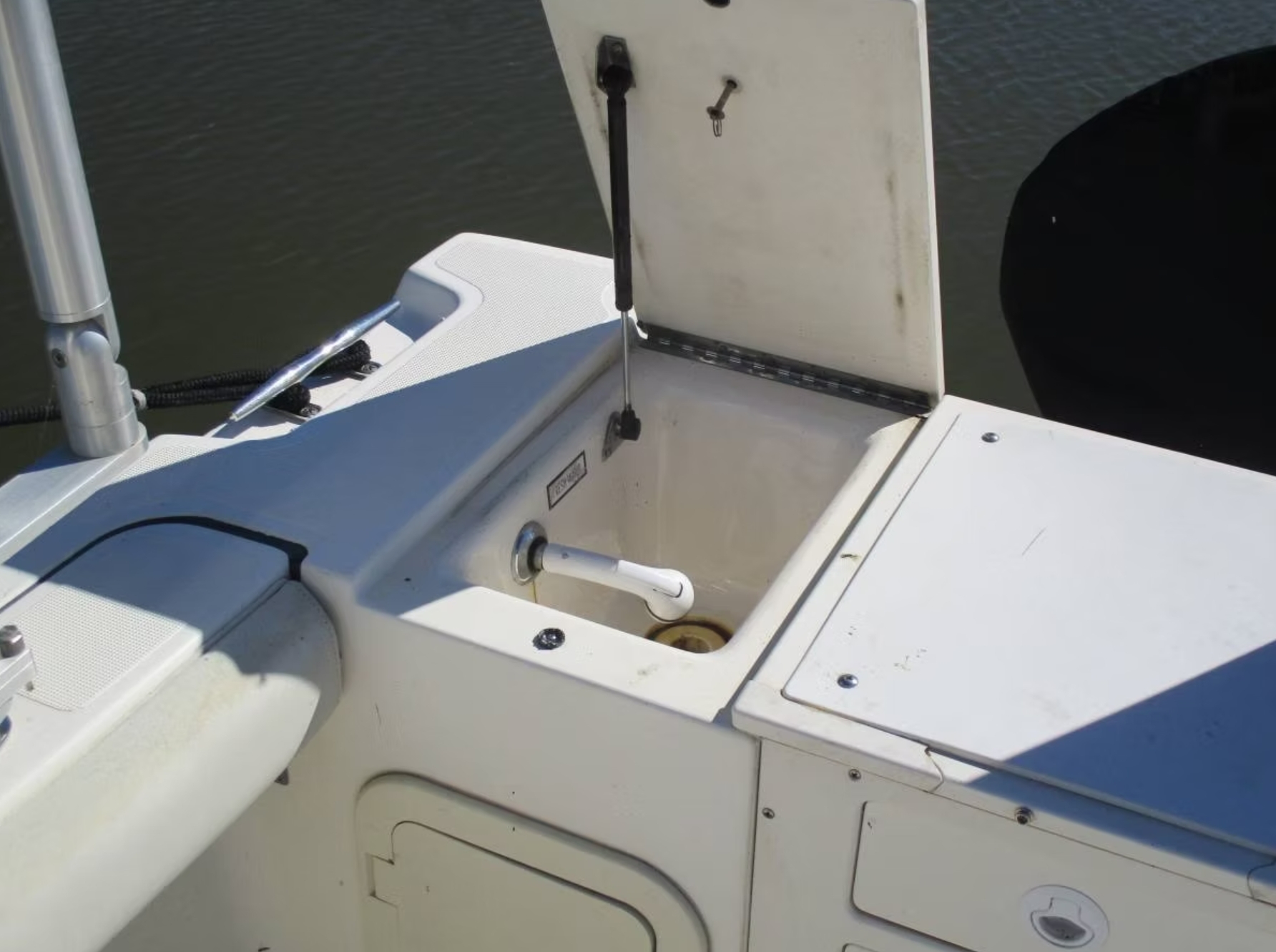 2001 Pursuit 3070 Offshore CC photo 9