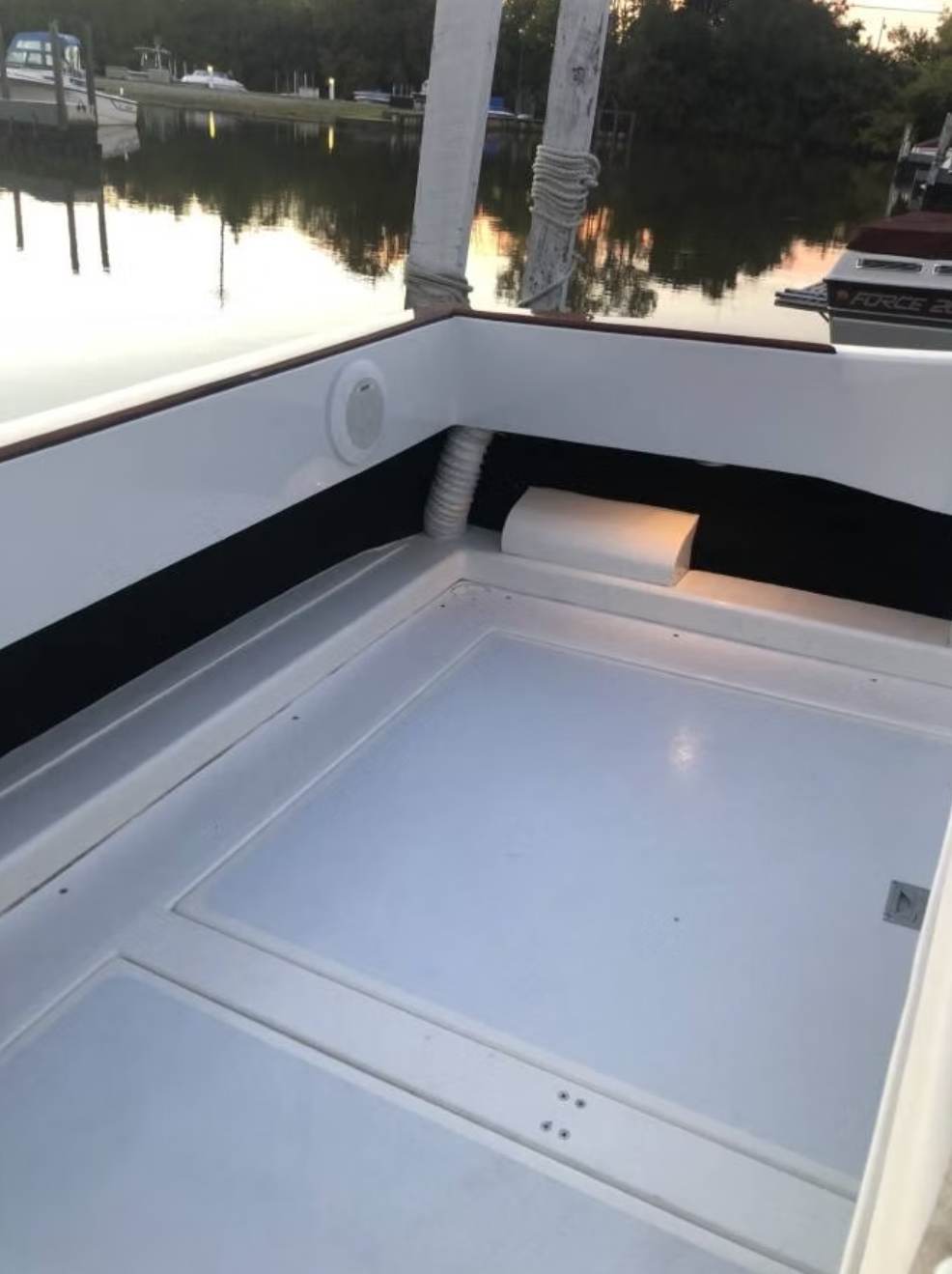 1983 Sea Ray 270 Sundancer photo 2