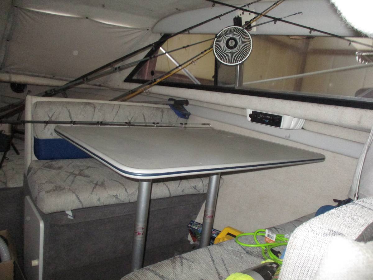 1993 Bayliner Classis 2452 Express photo 2
