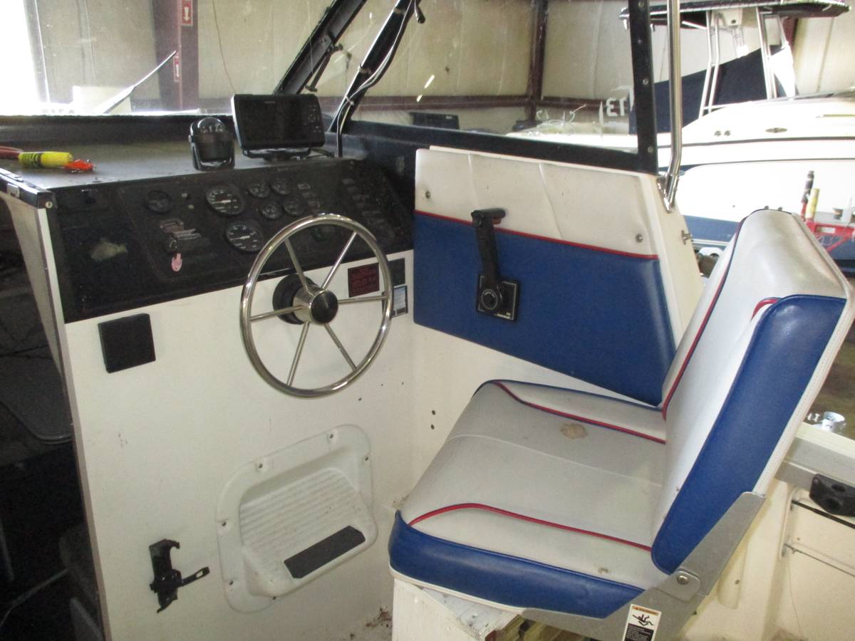 1993 Bayliner Classis 2452 Express photo 5