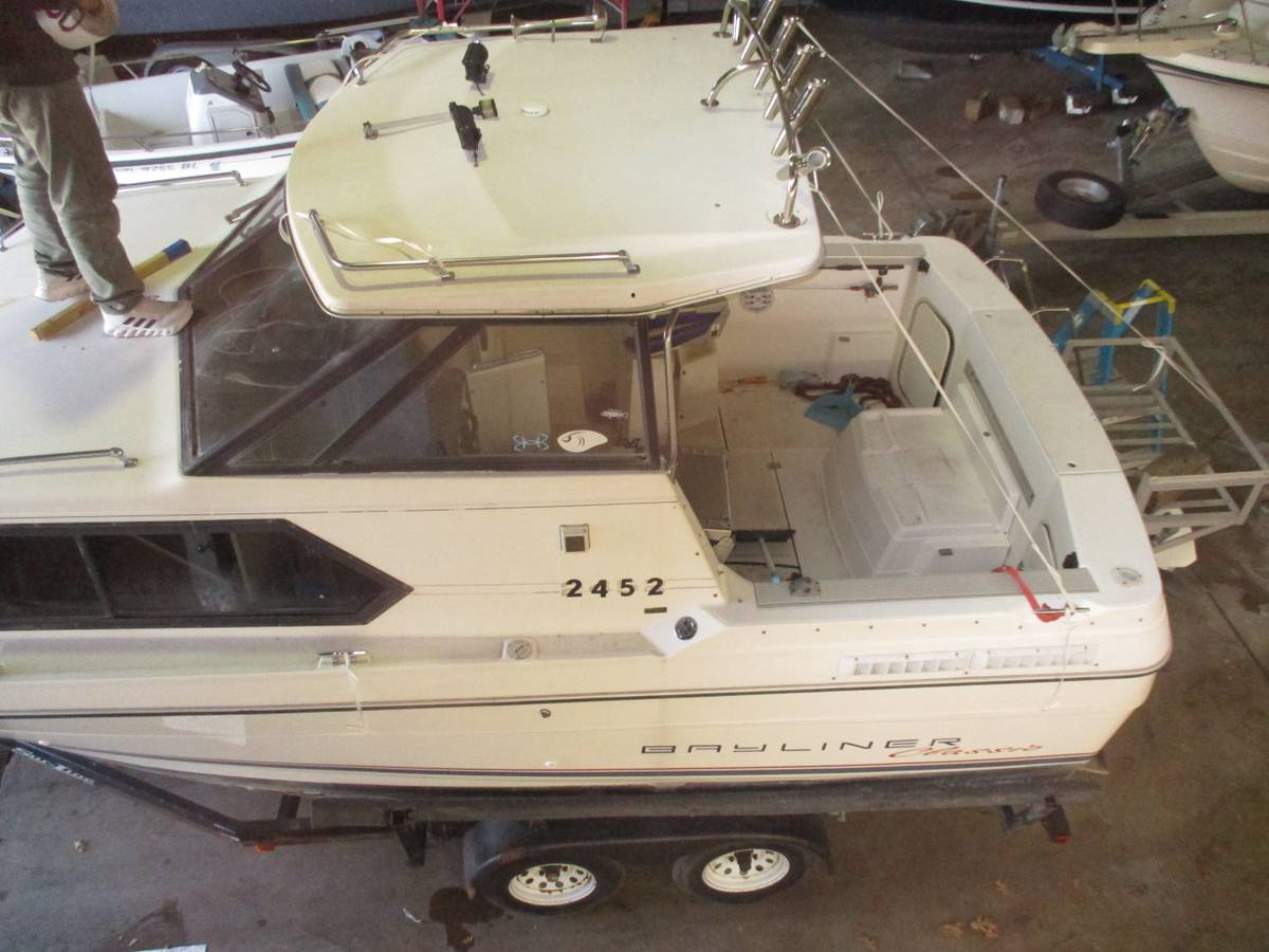 1993 Bayliner Classis 2452 Express photo 9