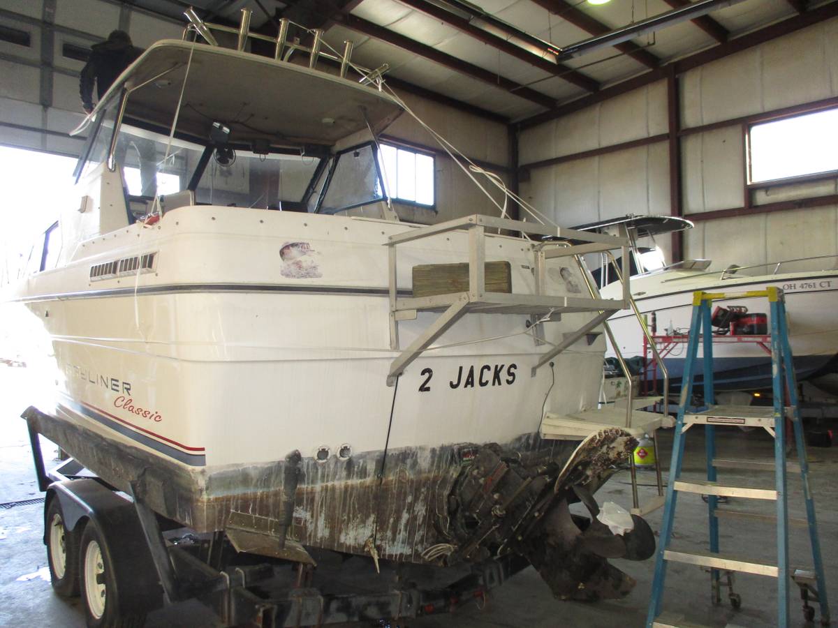 1993 Bayliner Classis 2452 Express photo 10