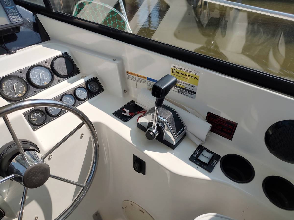 1996 Bayliner Trophy 255 photo 10