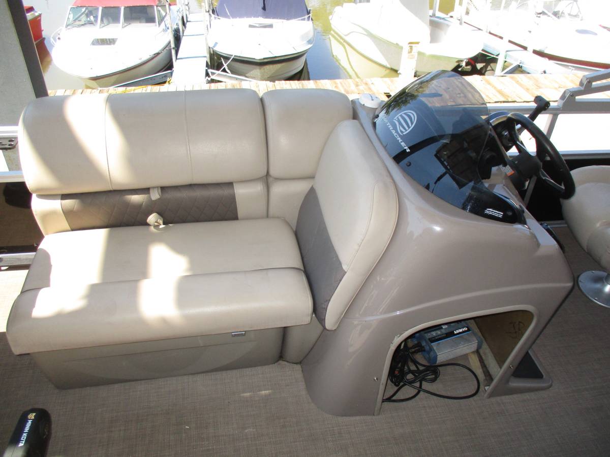 2021 Sun Tracker Fishin' Barge 20 DLX photo 10