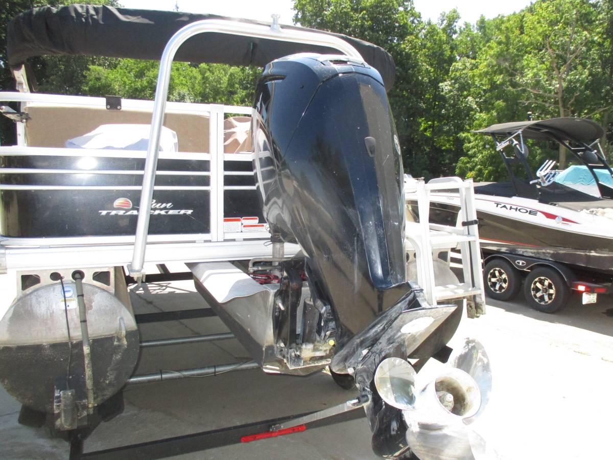 2021 Sun Tracker Fishin' Barge 20 DLX photo 5