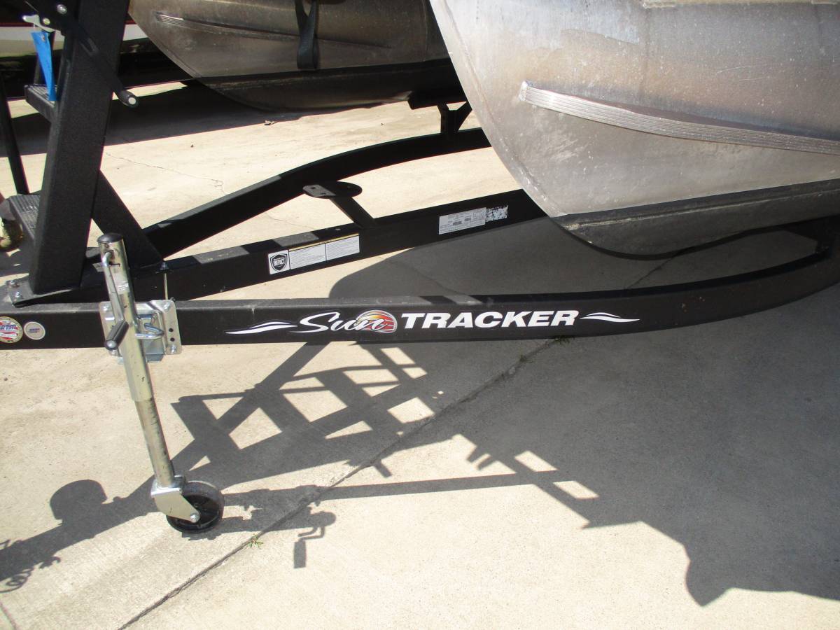 2021 Sun Tracker Fishin' Barge 20 DLX photo 7