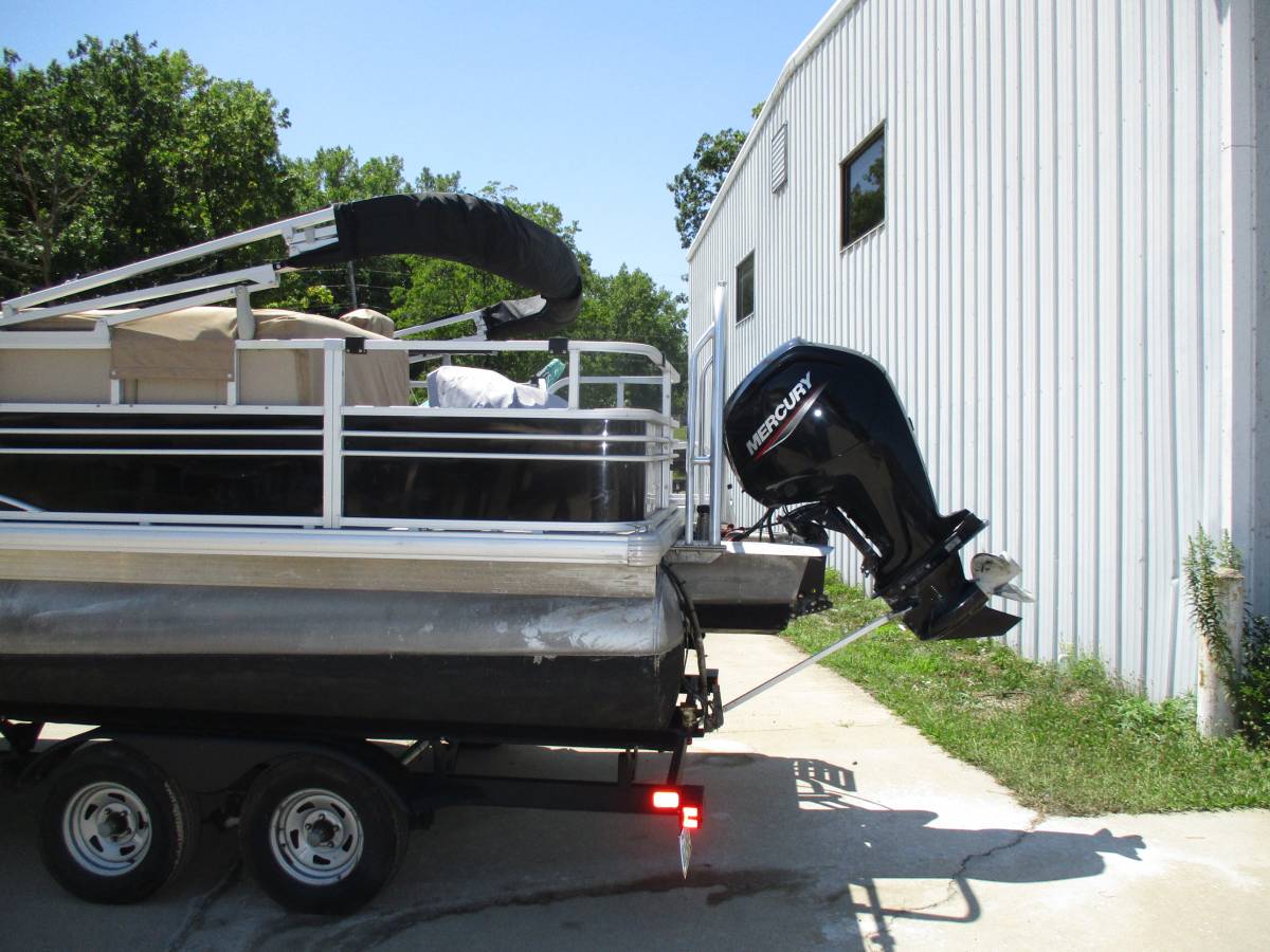2021 Sun Tracker Fishin' Barge 20 DLX photo 3