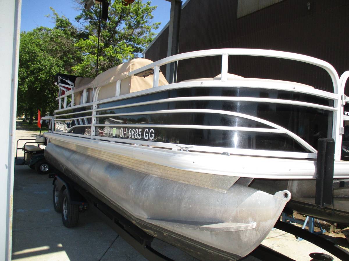 2021 Sun Tracker Fishin' Barge 20 DLX photo 2
